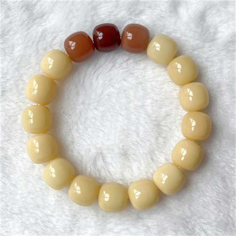 Graines de Bodhi naturelles enroulées autour du bracelet violet du doigt